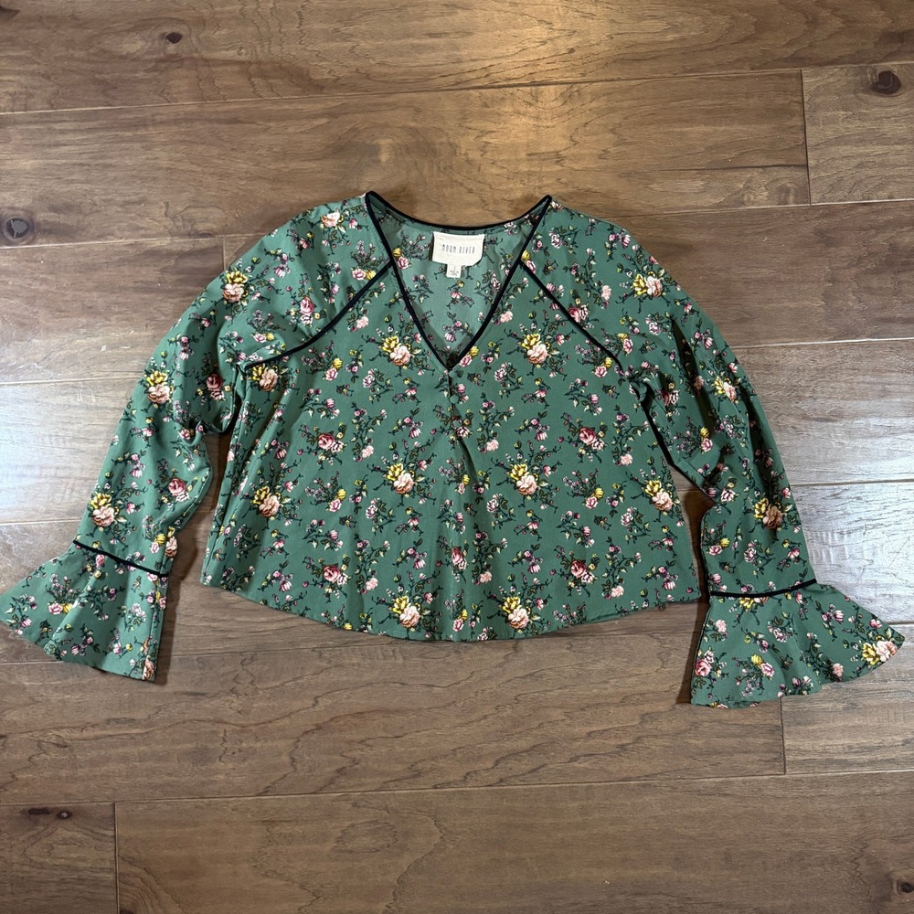 Moon River Green Floral V-Neck Bell Sleeve Blouse with Contrast Piping Size S